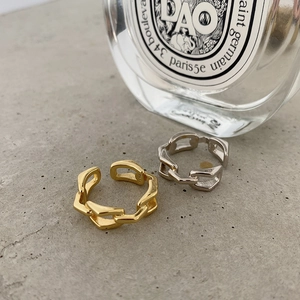 Detail of adjustable S925 sterling silver chain rings in gold and silver finishes