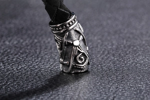 Nahaufnahme des Retro-Silber Freimaurer-Totems am schwarzen geflochtenen Lederarmband