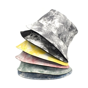 Set di sei cappelli alla pescatora in cotone tie-dye in varie tonalità su sfondo bianco