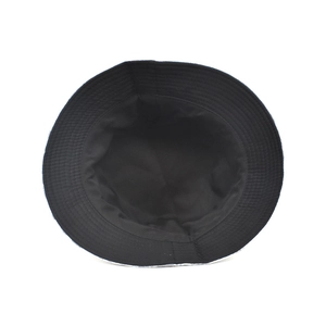 Dettaglio interno del cappello alla pescatora nero con cuciture parallele sulla tesa