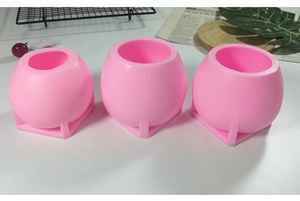 Dreiteilige rosa Silikonformen in Apfelform mit quadratischem Sockel für DIY-Kerzen