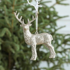 Champagnerfarbenes Rentier-Ornament mit Glitzer-Finish an einem Weihnachtsbaumzweig
