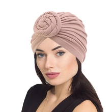 Détail du bonnet turban rose pour femmes avec nœud torsadé et tissu plissé doux
