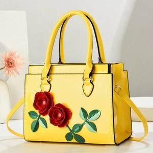 Sac à main élégant en cuir verni jaune avec appliques de roses rouges 3D et poignées