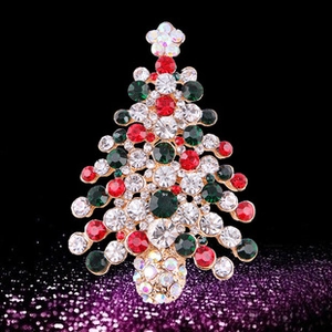 Vue détaillée d'une broche sapin de Noël avec strass colorés et détails festifs étincelants