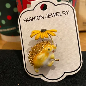 Detail of hedgehog brooch with sunflower showing dimensions 3.5x3.6cm and weight 7.8g