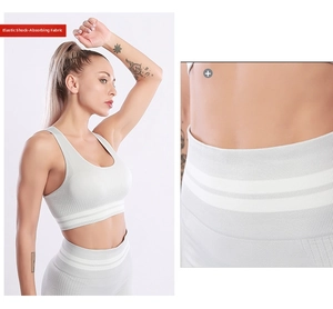 Détail de l'ensemble de yoga sans couture avec taille haute et texture du tissu extensible