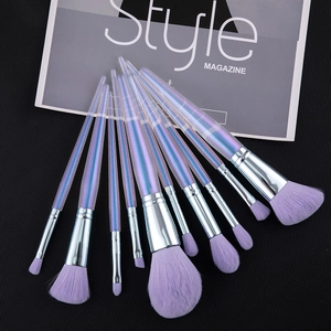 Detail von 10-teiligem Make-up Pinsel Set mit lila Farbverlaufsgriffen und Borsten