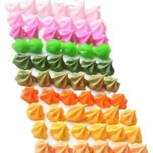 Colla crema simulata fai-da-te per tazze in vari colori pastello con beccucci a stella