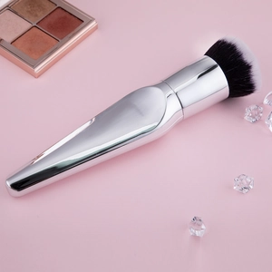 Large foundation brush with silver metallic handle and bicolored handle and dual-tone synthetic bristles