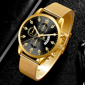 Détail de la montre à bracelet doré avec cadran noir et chiffres romains gravés