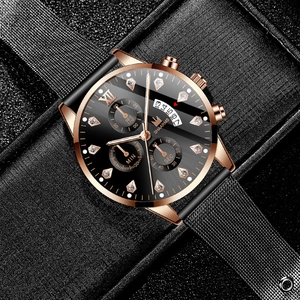 Détail du boîtier de montre or rose avec cadran noir soleil et bracelet en maille