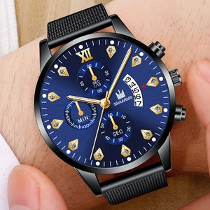 Gros plan d'une montre à cadran bleu avec chiffres romains et bracelet en maille
