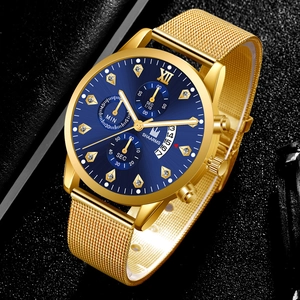 Détails du bracelet en maille dorée et du cadran bleu d'une montre de luxe pour homme
