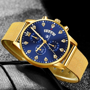 Détail de la montre SHAARMS en maille dorée avec cadran bleu et chiffres romains