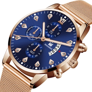 Détail d'une montre en maille or rose avec cadran bleu marine et index en cristal