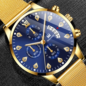 Détail de montre d'affaires dorée à mailles avec cadran bleu soleil et dateur
