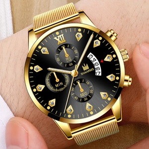 Gros plan d'une montre à quartz pour homme avec cadran noir et bracelet en maille dorée
