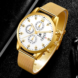 Gros plan d'une montre de luxe dorée avec cadran blanc et index sertis de diamants