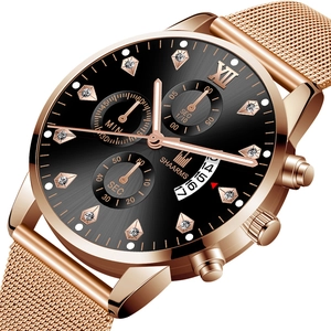 Détail d'une montre d'affaires en or rose avec chiffres romains et bracelet en maille sur cadran noir
