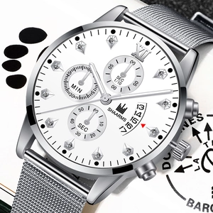 Vue rapprochée d'une montre argentée pour hommes avec cadran blanc et chiffres romains