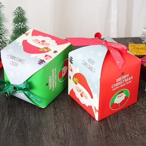 Scatole regalo di Natale con Babbo Natale e nastri rossi e verdi per le feste