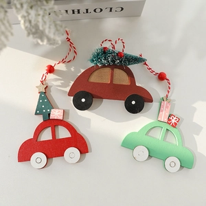 Trois suspensions de Noël en bois en forme de voiture avec mini sapins et cadeaux