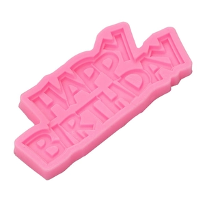 Nahaufnahme der rosa Silikonform HAPPY BIRTHDAY für Schokolade und Tortendekoration