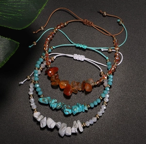 Detalle de pulseras tejidas a mano con piedras naturales irregulares y cuentas de colores