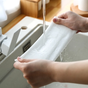 Panno per pulizia cucina stampato e lavabile sotto l'acqua corrente in un lavandino