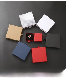 Collezione di portagioielli a cassetto multicolore con tiranti e inserti in schiuma
