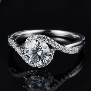 Dettaglio macro di un anello in moissanite da un carato con fascia a torsione e diamanti