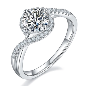Macro dell'anello in moissanite da 1 carato con fascia intrecciata e montatura a 4 griffe