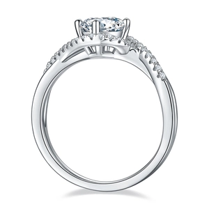 Dettaglio laterale dell'anello in argento 925 con moissanite da 1ct e fascia intrecciata