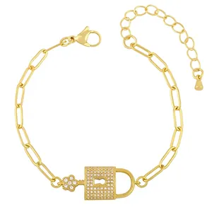 Pulsera minimalista de cadena de clip dorada con colgantes de candado y llave de strass