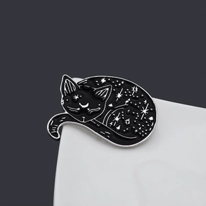 Spilla creativa a forma di gatto magico in smalto nero con motivi a stelle argentate