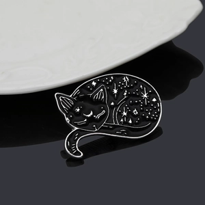 Spilla mistica a gatto in smalto nero con motivi di stelle e luna su superficie riflettente