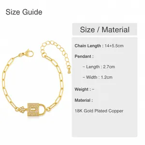 Detalle de la cadena chapada en oro de 18K con colgantes de candado y llave de cristal
