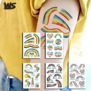 Detailliertes Set mit 6 Regenbogen-Tattoos mit bunten Herzen und Wolkenmotiven