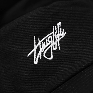 Dettaglio del ricamo bianco Thug Life su cappello alla pescatora in twill di cotone nero