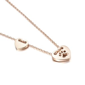 Collana a cuore minimalista in oro rosa con ciondolo a forma di zampa traforata