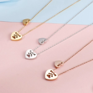 Collana con ciondolo a zampa e cuore in finiture oro, argento e oro rosa elegante