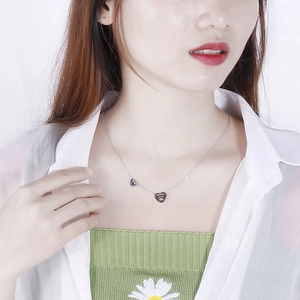 Collana d'argento con ciondolo a cuore traforato e graziosa impronta di zampa