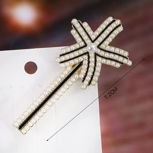 Detail view of 7.2cm geometric pearl hair clip with crystal accents on a display card