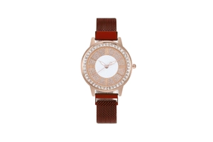 Détail du cadran serti de diamants or rose et du bracelet magnétique en maille marron