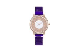 Détail de la montre à cadran étoilé or rose avec bracelet magnétique violet en maille