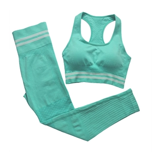 Ensemble de yoga vert menthe sans couture avec legging taille haute et brassière sport
