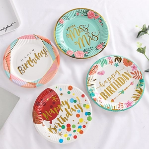 Set di quattro piatti di carta colorati da 7 pollici con scritte dorate per feste di compleanno