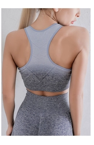 Détail d'un soutien-gorge de sport dégradé gris sans couture avec dos nageur