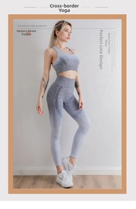 Detail des nahtlosen graublauen Yoga-Sets mit atmungsaktiver Strickstruktur und Passform
